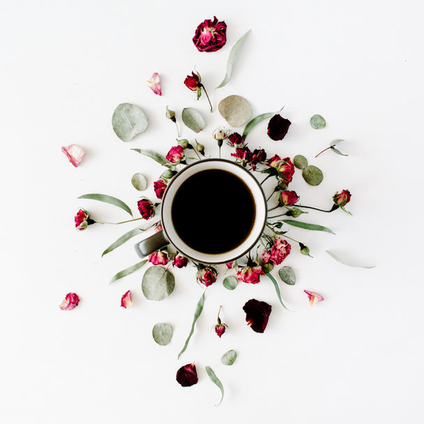 Black coffee mug and flowers - Foto, afbeelding