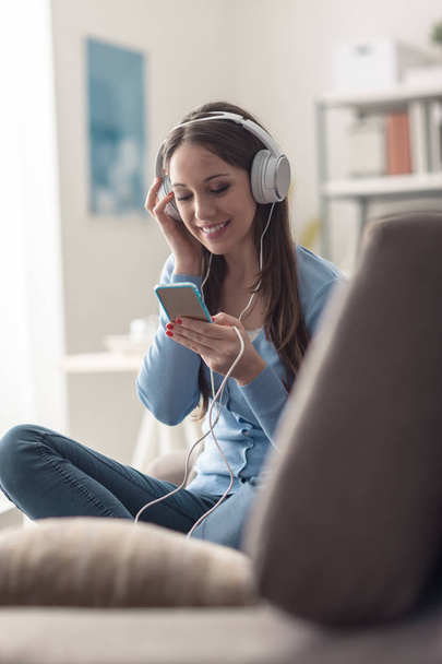 Smiling girl listening music - Фото, изображение