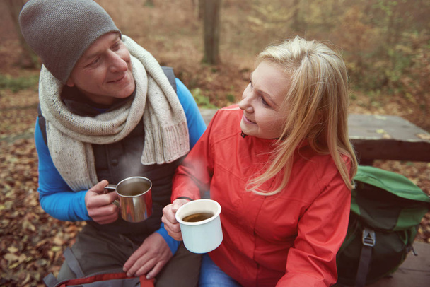 hombre y mujer Beber té caliente para calentar
 - Foto, imagen