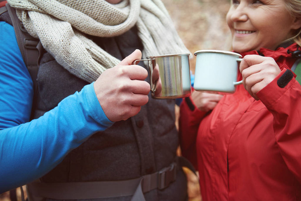 people drinking Hot tea to warm up - Foto, afbeelding
