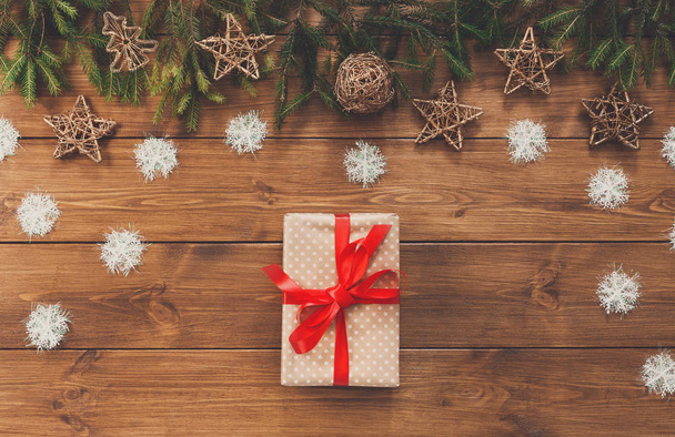 Χριστουγεννιάτικη διακόσμηση, δώρο κουτί και γιρλάντα φόντο πλαισίου - Φωτογραφία, εικόνα
