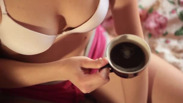 Dívka pití kávy v posteli - Záběry, video