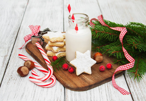 Biscoitos de Natal e leite
 - Foto, Imagem