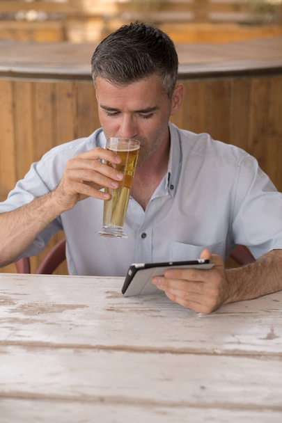 Man having a drink at the bar - Fotografie, Obrázek
