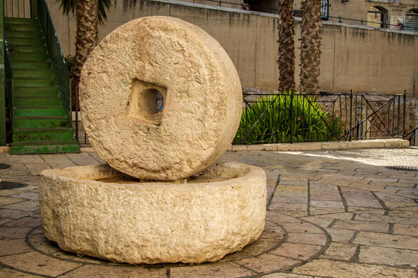 A pedra de moinho, prensa de azeite
 - Foto, Imagem