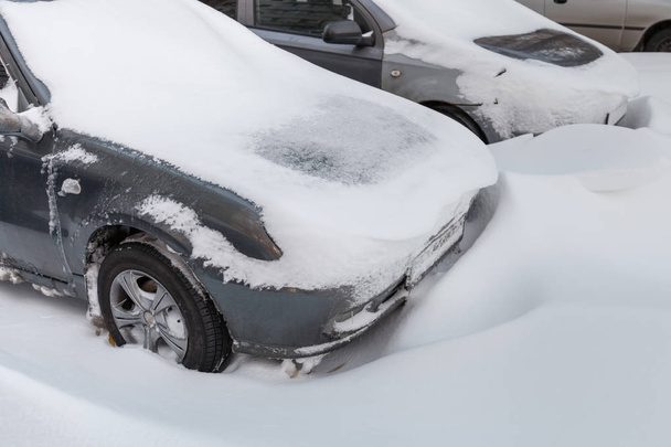 Машина застрягла в снігу
 - Фото, зображення