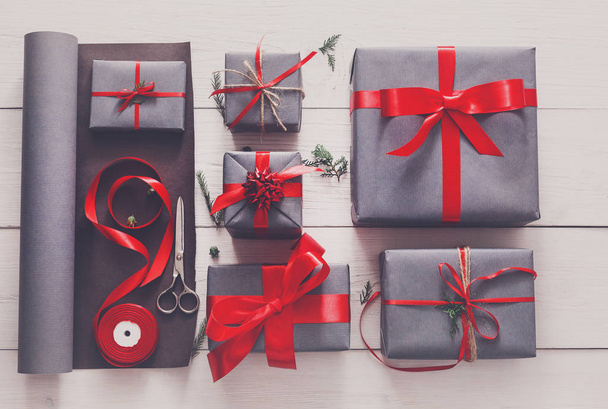 Geschenkverpackung. Verpackung moderner Weihnachtsgeschenke in Schachteln - Foto, Bild