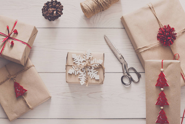 Emballage cadeau de Noël de vacances avec ficelle artisanale
 - Photo, image