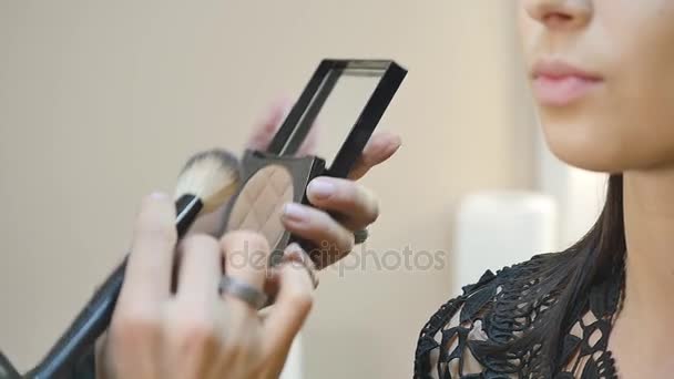 Glamour portret van mooie vrouw model met frisse dagelijkse make-up en romantische golvende kapsel. Fashion glanzende highlighter op de huid, sexy glanzende lippen make-up en donkere wenkbrauwen - Video