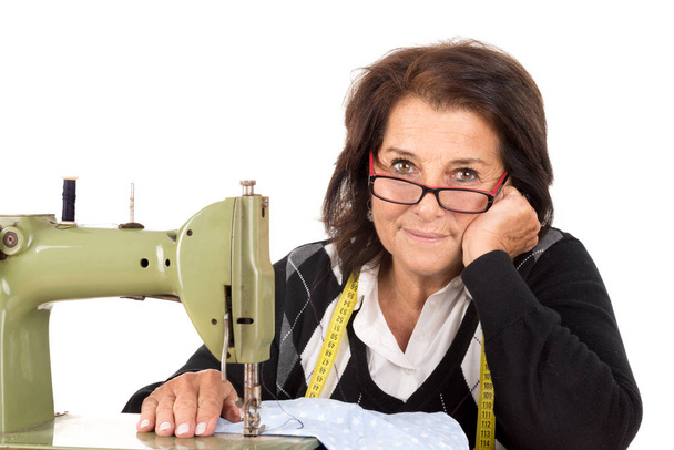 Costureira sênior com máquina de costura
 - Foto, Imagem