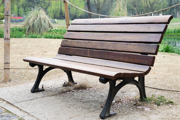 Stará dřevěná lavička v parku - Fotografie, Obrázek