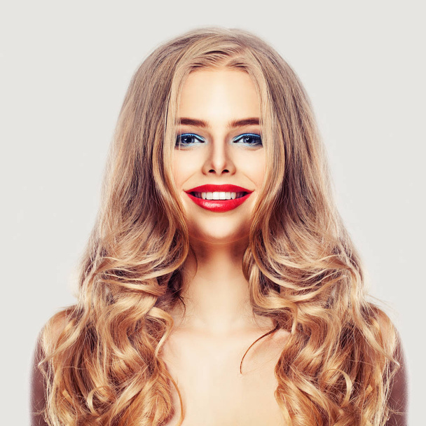 Όμορφη γυναίκα με μακρά υγιή ξανθά μαλλιά, μακιγιάζ και χαριτωμένο S - Φωτογραφία, εικόνα