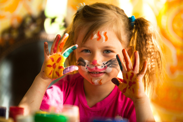 yüz boyama ile küçük kız - Fotoğraf, Görsel