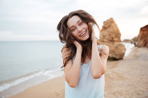 Веселая женщина веселится на пляже
 - Фото, изображение