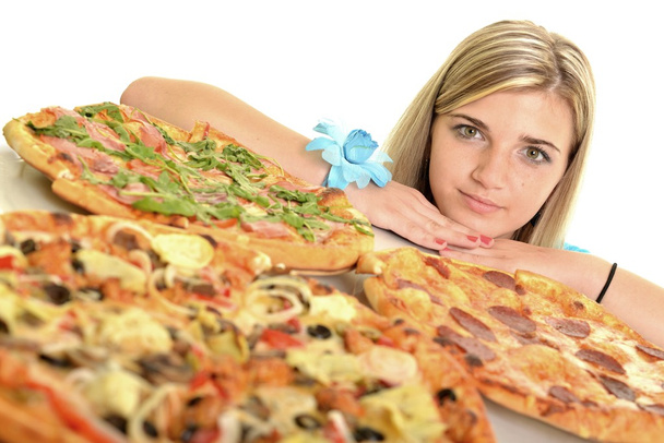 mujer joven comiendo un pedazo de pizza sobre un fondo blanco
 - Foto, imagen