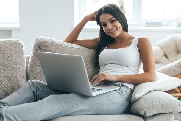 Attractive woman using laptop - Foto, immagini