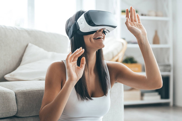 beautiful woman in virtual reality  - Foto, afbeelding