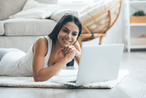 Attractive woman surfing web at home - Zdjęcie, obraz
