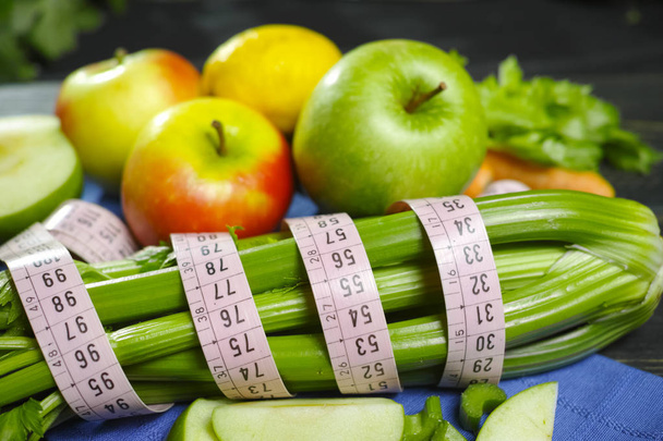 Zielone warzywa i owoce - pędy selera i jabłka, diety concepr - Zdjęcie, obraz