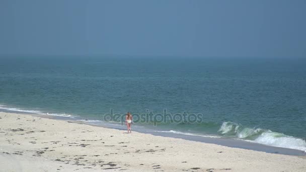 Женщина в бикини, идущая вдоль пляжа Хо Хум на Огненном острове
 - Кадры, видео