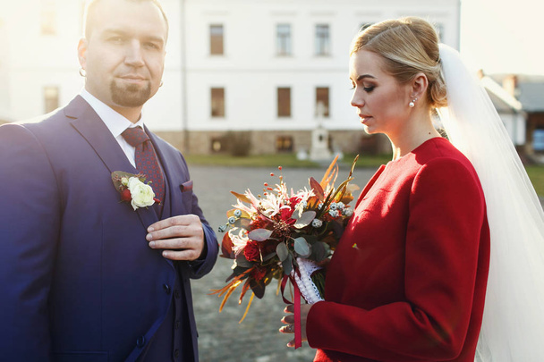 Stunning wedding couple stands outside illuminated by the mornin - Foto, Imagen