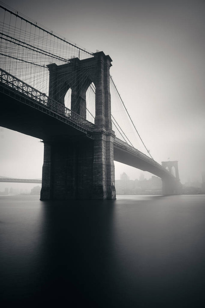 Puente de Brooklyn en un día de niebla
  - Foto, Imagen