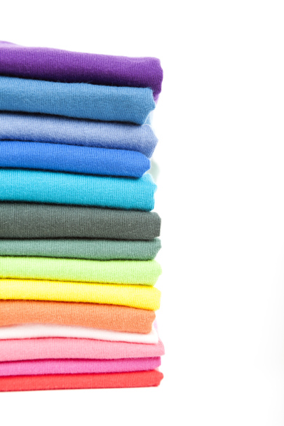 σωρό από πολύχρωμες t-shirts - Φωτογραφία, εικόνα