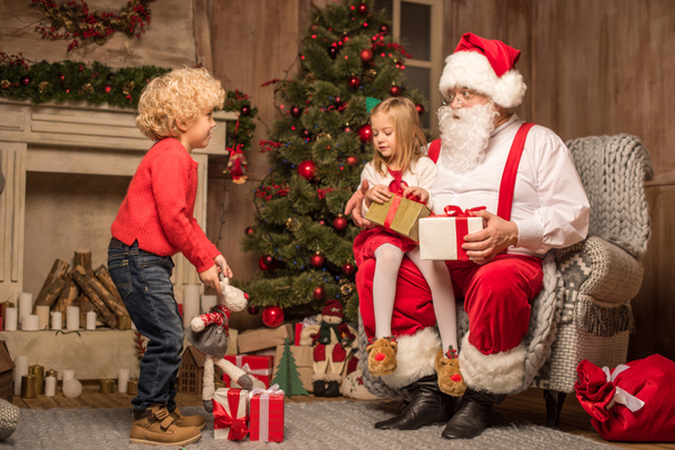 Santa Claus with happy children - Fotoğraf, Görsel