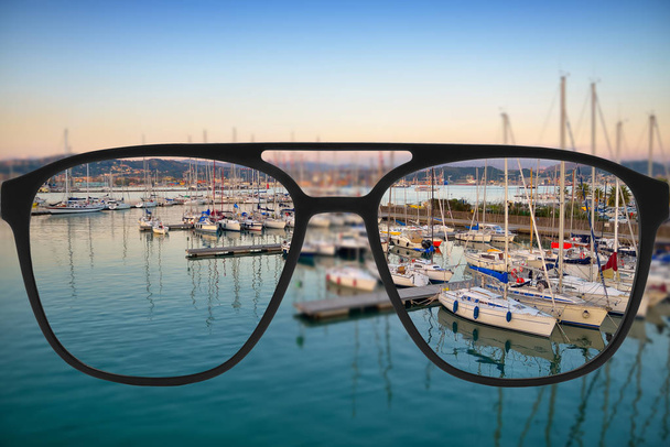 Спорожнити зображення в окулярах проти розмитого пейзажу
 - Фото, зображення