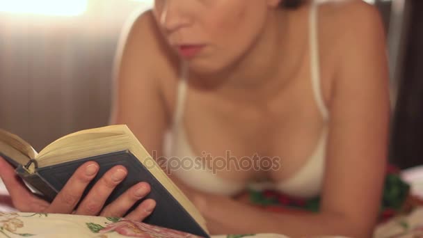 дівчина читає книгу
 - Кадри, відео