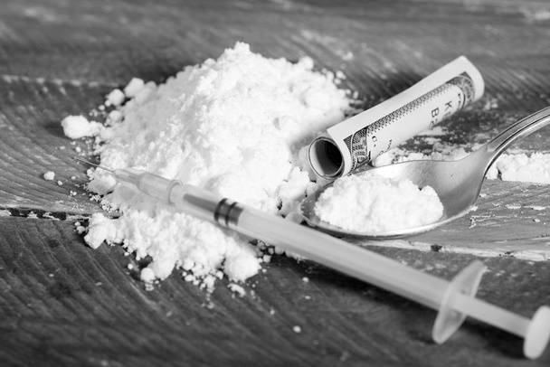 Seringa de drogas e heroína cozida
 - Foto, Imagem