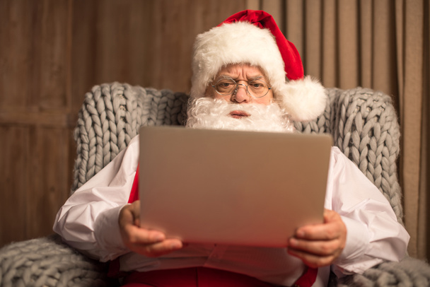 Santa Claus using laptop - Valokuva, kuva