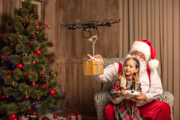Σάντα με το παιδί χρησιμοποιώντας hexacopter κηφήνας  - Φωτογραφία, εικόνα