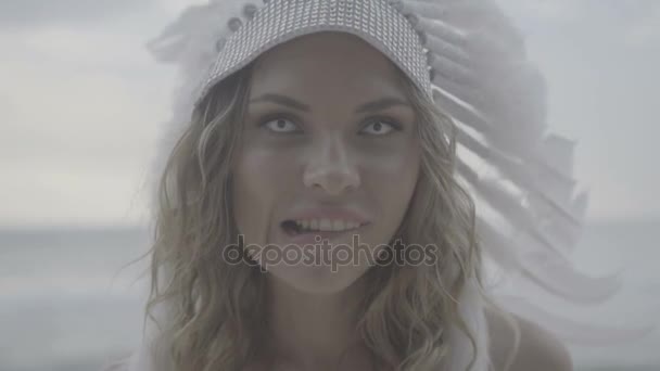 Femme aux yeux blancs et chapeau indien
 - Séquence, vidéo
