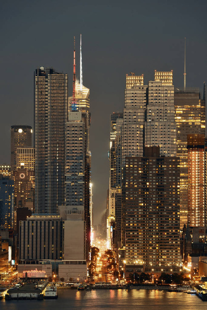 Manhattanin keskikaupungin Skyline yöllä
 - Valokuva, kuva