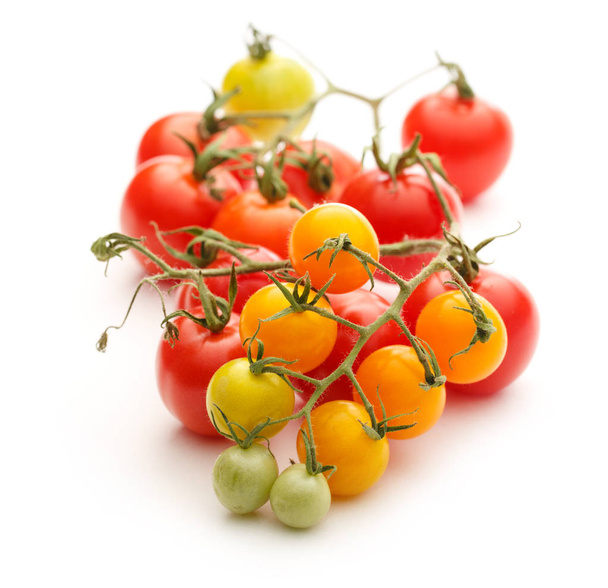 čerstvá červená a žlutá rajčata - Fotografie, Obrázek