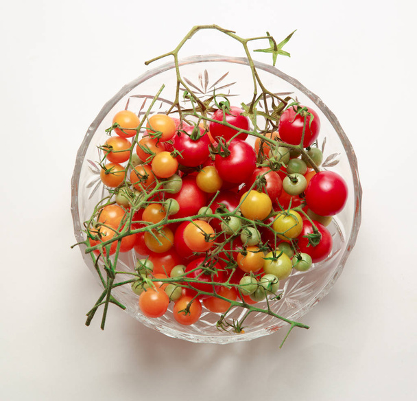 verse rode en gele tomaten - Foto, afbeelding