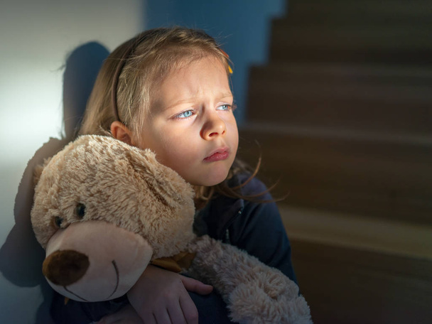 trauriges kleines Mädchen umarmt ihren Teddybär - fühlt sich einsam - Foto, Bild