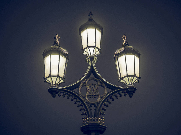 Vintage buscando lámpara de calle
 - Foto, imagen