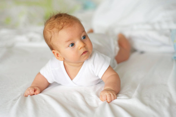 Bebé de tres meses
 - Foto, Imagen