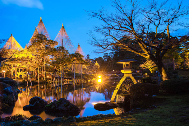 Light-up Kenrokuen ogród i Park zamek Kanazawa w Kanazaw - Zdjęcie, obraz