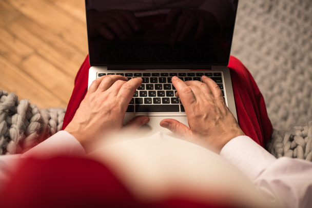 Papai Noel digitando no laptop
   - Foto, Imagem