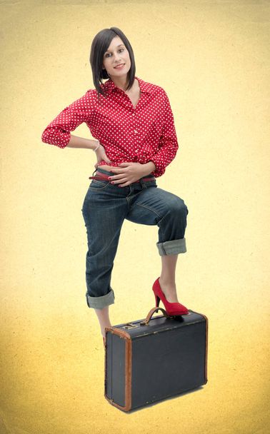 Νεαρή γυναίκα σε στυλ ρετρό με μια βαλίτσα - Φωτογραφία, εικόνα