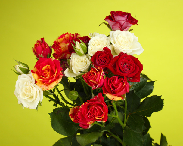 Bouquet of beautiful roses on green background close-up - Φωτογραφία, εικόνα