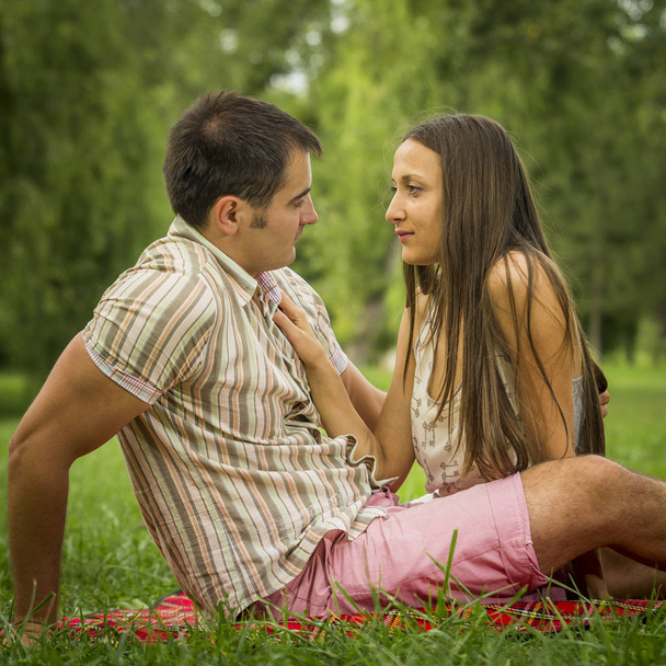 pareja joven en el parque - Foto, Imagen