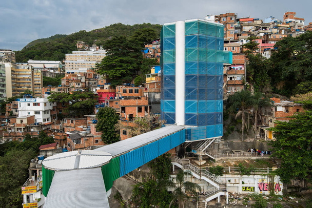 Elevador para a favela Cantagalo no Rio de Janeiro
 - Foto, Imagem
