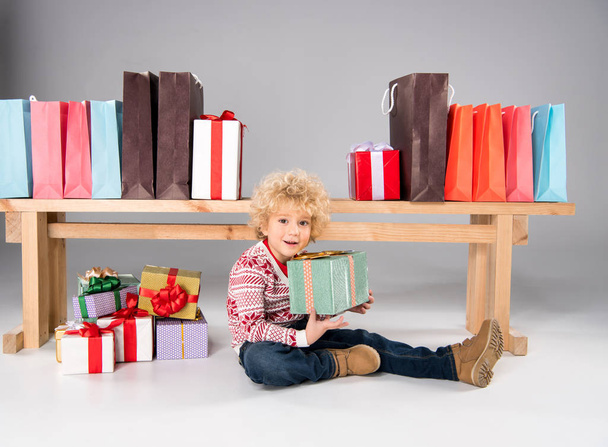 Παιδί με δώρο κουτιά και τσάντες για ψώνια - Φωτογραφία, εικόνα