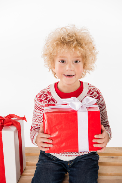 Happy child holding gift box - Foto, afbeelding