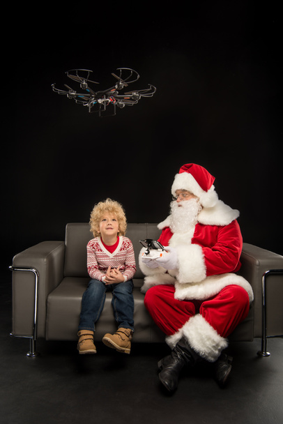 Weihnachtsmann mit Hexacopter-Drohne und Kind   - Foto, Bild