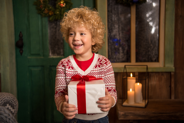 Щаслива дитина з подарунковою коробкою
  - Фото, зображення